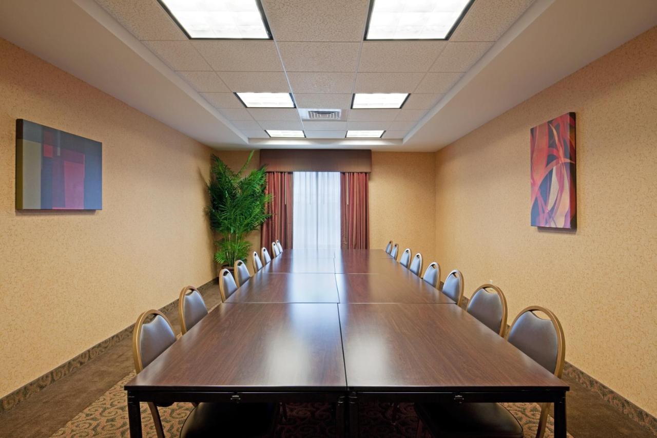 Holiday Inn Express & Suites Malone By Ihg Luaran gambar
