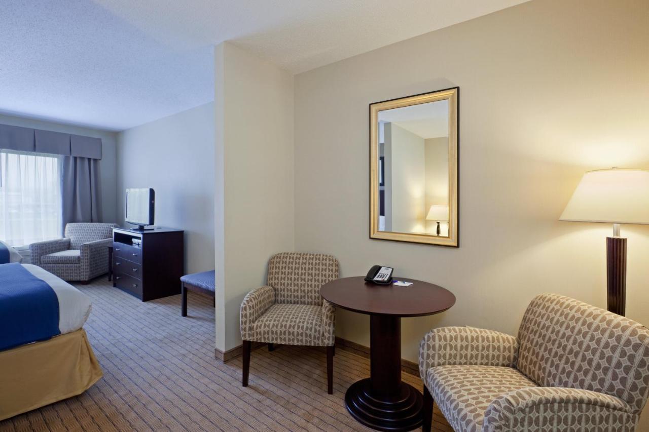 Holiday Inn Express & Suites Malone By Ihg Luaran gambar