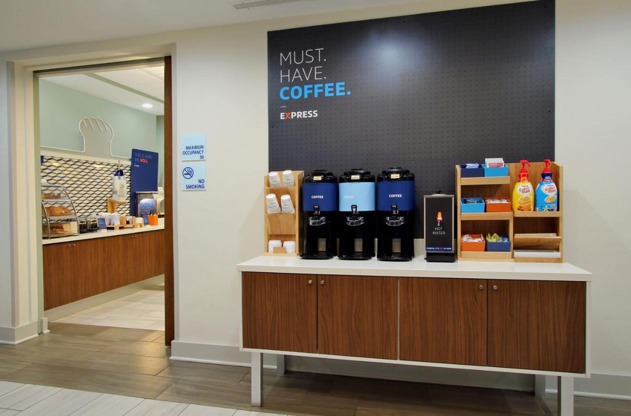Holiday Inn Express & Suites Malone By Ihg Luaran gambar
